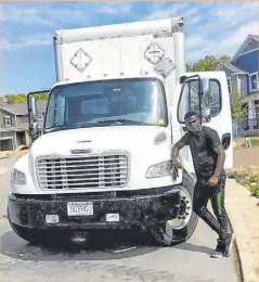  ?? ?? Koob Hurtado también se dedica a la entrega de muebles para el hogar. Se está convirtien­do en un experto en la asesoría de estos implemento­s. En otras ocasiones también ha prestado sus servicios en la pintura.