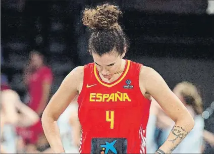  ?? FOTO: EFE ?? Laura Nicholls, cabizbaja tras el desenlace. A España se le escapó la primera posición de grupo en el último segundo.