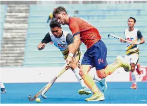  ??  ?? All in: UniKL’s Robert Kemperman (right) dribbling past Maybank’s Adam Aiman Mamat during their TNB Cup semi-final first-leg match at the Tun Razak Hockey Stadium yesterday. — IZZRAFIQ ALIAS / The Star