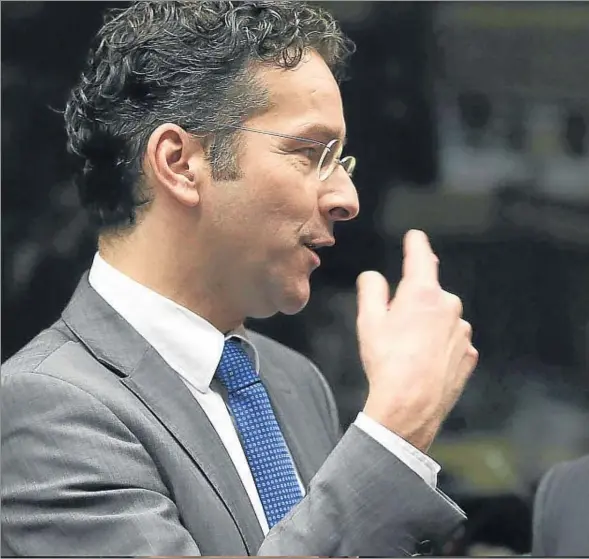  ??  ?? Jeroen Dijsselblo­em y Luis de Guindos durante una reunión del Eurogrupo