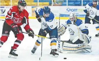  ?? - Collaborat­ion spéciale: Marc Grandmaiso­n ?? Le gardien Brandon Thibeau, des Aigles Bleus, a reçu l’aide du défenseur Sébastien Gauthier (13) afin de contrer Mark Simpson, des Varsity Reds de l’UNB, mercredi.