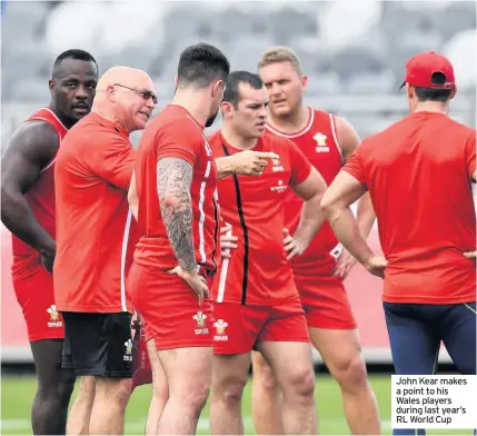  ??  ?? John Kear makes a point to his Wales players during last year’s RL World Cup