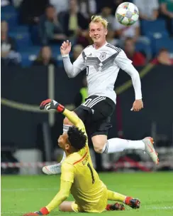  ?? Foto: dpa/Uwe Anspach ?? Julian Brandt (r.) traf gegen Torwart Pedro Gallese zum 1:1.