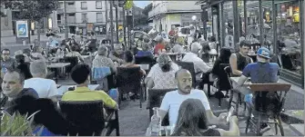  ??  ?? Au Paris, une terrasse comble