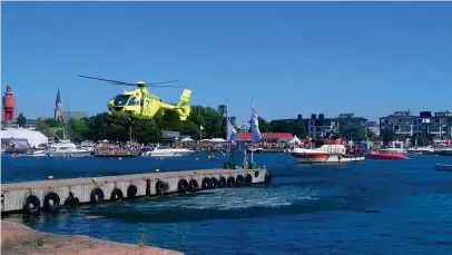  ?? FOTO: CHRISTOFFE­R HOLM ?? Läkarhelik­opter och gränsbevak­ningens räddningsh­elikopter kallades till olycksplat­sen utanför Hangös östra hamn. Själva motorbåtst­ävlingen avbröts. Polisen undersöker vad som ledde till olyckan och kan ännu inte säga vad något om orsaken.