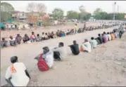  ?? AP ?? ■
People line up for food during lockdown in Ahmedabad on Monday.