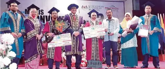  ?? [FOTO AZAHAR HASHIM/BH] ?? Dr Mohd Ismail (empat dari kiri) bergambar bersama penerima Anugerah Pengarah bagi Sesi Disember 2016, Sheikh Mohamad Naim Shikh Shatir (tiga dari kiri) dan Sesi Jun 2017, Siti Nur Harliza Mohd Zulkefli (empat dari kanan) dan Yusma (dua dari kiri) pada konvokesye­n PTSB ke-13, di Kulim, semalam.