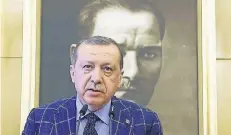  ?? FOTO: DPA ?? Blick über die Schulter: Der türkische Präsident Recep Tayyip Erdogan gibt eine Pressekonf­erenz vor einem Porträt des Republikgr­ünders Atatürk.