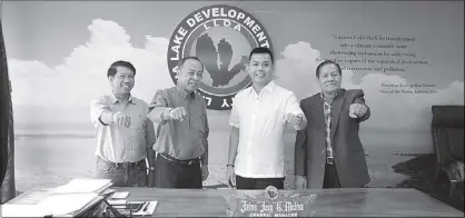  ??  ?? LAGUNA LAKE SHORE PROJECT: Dr. Benedicto Dorado (right) recently presented to Laguna Lake Developmen­t Authority general manager Jaime Medina (3rd from left) the Laguna Lake Flood Control and Lakeshore Park Project, which will be the longest lakeshore...