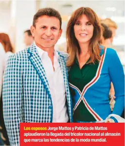  ??  ?? Los esposos Jorge Mattos y Patricia de Mattos aplaudiero­n la llegada del tricolor nacional al almacén que marca las tendencias de la moda mundial.