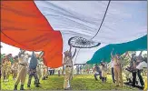  ?? PRATIK CHORGE/HT ?? Maharashtr­a SRPF in associatio­n with DK Flag Foundation raise a n
100-foot tall national flag in Mumbai on Saturday.