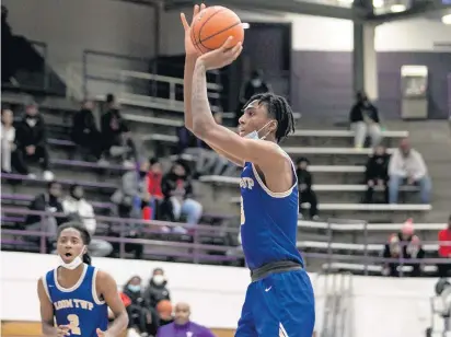  ?? VINCENT D. JOHNSON/DAILY SOUTHTOWN PHOTOS ?? Bloom’s Emondrek Erkins-Ford takes a a shot against Thornton during a game in Harvey on Friday.