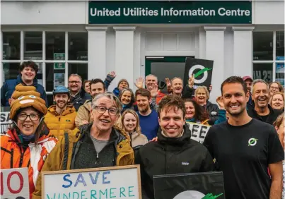  ?? ?? Steve Coogan (centre left) joined protesters from Save Windermere at a United Utilities centre; below, the lake, which has ‘toxic levels of algae’