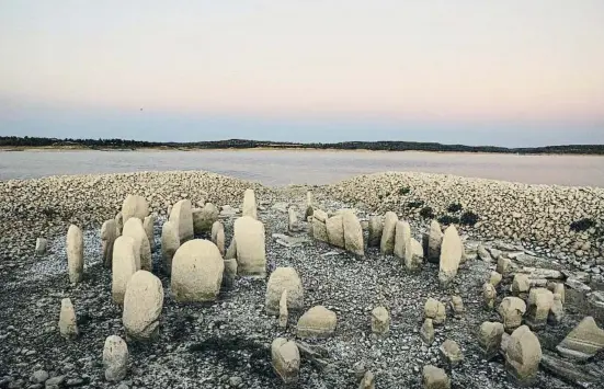  ?? SUSANA lonr J naumaes ?? El dolmen del Guadalpera­l és un dels monuments que la sequera ha fet ressorgir de les aigües