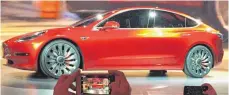  ?? FOTO: DPA ?? Mit dem Model 3 versucht Tesla eine drastische Aufstockun­g der Produktion.
