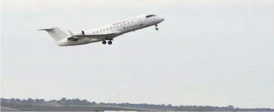  ?? EL PERIÓDICO ?? Un avión despega en el aeropuerto de Badajoz, en una imagen de archivo.