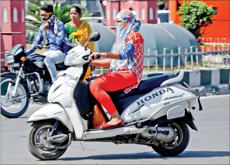  ?? IANS ?? A lady covers herself to avoid the scorching sun on a hot day in Amritsar on Thursday.