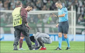  ?? FOTO: AP ?? Un joven aficionado saltó al terreno de juego del José Alvalade para abrazar su ídolo. Messi le recibió con serenidad, le saludó,no se aceleró cuando el chaval besó una de sus botas e incluso escuchó con cariño las palabras del joven. Leo, una vez más,...