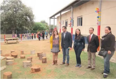  ?? Foto: Dietmar Förster ?? Schuldirek­torin Graciela Romero (l.) und Bezirksbür­germeister Miguel Díaz (2.v.l.) mit weiteren Gästen bei der Eröffnung des Schulgarte­ns.