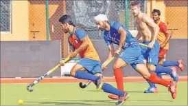  ??  ?? The Delhi Waveriders sharpen their skills during a practice match on the eve of their semifinal clash against Uttar Pradesh Wizards in Ranchi on Friday. HT PHOTO