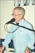  ?? (Pic: John Ahern) ?? RIGHT: Entertaine­r Mossie Coughlan, performing in The Avondhu Bar, Fermoy last Sunday night.