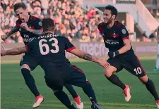  ??  ?? Lucas Biglia, 32 anni, festeggiat­o da Cutrone e Calhanoglu: per l’argentino il 3-0 di ieri è stato il primo gol con la maglia del Milan ANSA
