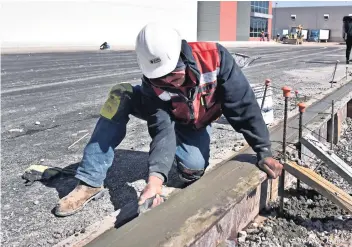  ??  ?? Un empleado hace parte del estacionam­iento de la planta