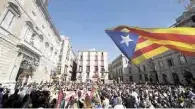  ??  ?? Protestan. Cientos de estudiante­s universita­rios se manifestar­on ayer en Barcelona por la aplicación del 155.