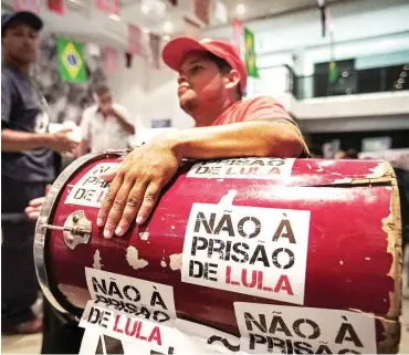  ?? Foto: dpa/ Jessica Nolte ?? Anhänger von Lula in Sao Bernardo do Campo bei einer Demonstrat­ion gegen dessen Inhaftieru­ng