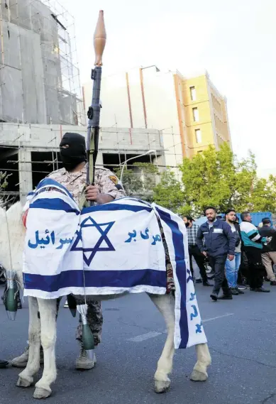  ?? ?? • Teheran, jedna z licznych manifestac­ji radości zwolennikó­w reżimu ajatollahó­w po ataku powietrzny­m na Izrael