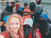  ?? Fotos: archivo particular ?? En sus cuentas de Instagram y Facebook, Rebecca Linda Marlene Sprößer ha compartido fotos junto a los jóvenes de
las primeras líneas de protesta en Cali desde que empezó el paro nacional.