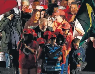  ?? HEULER ANDREY/AFP ?? Apoio. Lula é recebido por militantes do PT no último ano da caravana em Curitiba