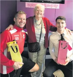  ??  ?? Birthday girl Mrs Shaw at her 90th birthday celebratio­ns with Stirling Albion boss Kevin Rutkiewicz and striker Sean Heaver
