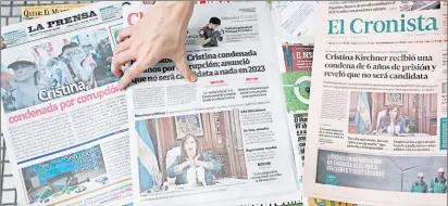  ?? Foto Afp ?? Reportes de la prensa en Buenos Aires sobre la condena de seis años de cárcel y la inhabilita­ción de por vida para ocupar cargos públicos contra la ex mandataria.