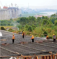  ??  ?? 內地疫情受控，基建項目由復工到趕工 有利舊基建股。（中新社圖片）每股股息（元）