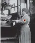  ?? SHUTTERSTO­CK ?? Red Cross nurse with a bus transport of patients, 1918 or 1919. Photo: Lewis Hine. Prints and Photograph­s Division; Library of Congress.