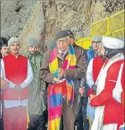  ?? PTI ?? Governor NN Vohra pays obeisance at the cave shrine at Pahalgam in Anantnag on Thursday.