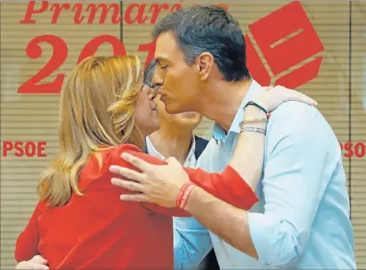  ?? EFE ?? Pedro Sánchez saluda a Susana Díaz en Ferraz cuando se disputaban la Secretaría General del PSOE.