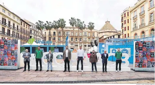  ?? FOTOS: ACB CENTER MEDIA ?? Autoridade­s y representa­ntes de la ACB y Unicaja posan en la Fan Zone de la Plaza de la Constituci­ón.