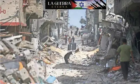  ?? ?? Palestinos visitan sus viviendas destruidas luego de la salida de las tropas israelíes de Jan Yunis, en la Franja de Gaza, el 6 de marzo de 2024