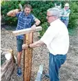  ??  ?? Beim Besuch von OB Gerold Noerenberg (rechts) wurde ein Schild aufgestell­t.