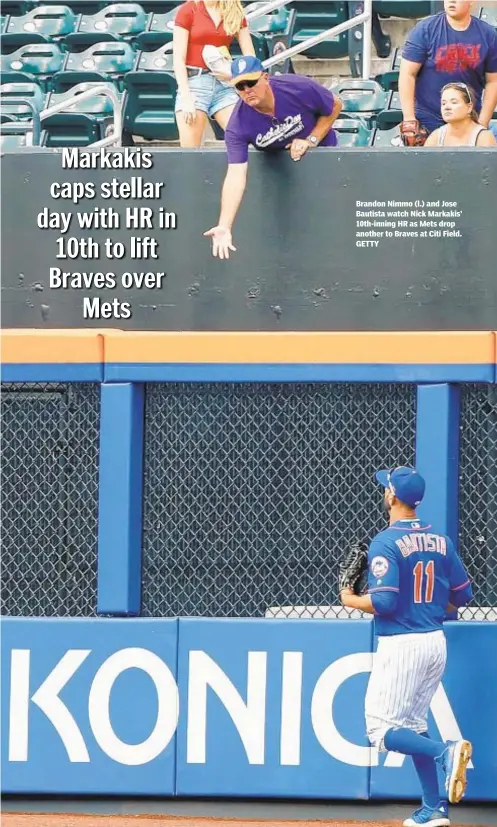  ?? GETTY ?? Brandon Nimmo (l.) and Jose Bautista watch Nick Markakis’ 10th-inning HR as Mets drop another to Braves at Citi Field.