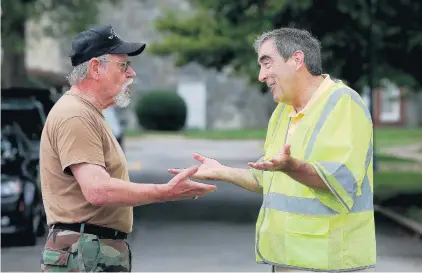  ?? STAFF FILE ?? Bob Shirley, a member of the Sons of Confederat­e Soldiers, talks with Fort Monroe Authority director Glenn Oder as the letters are removed.