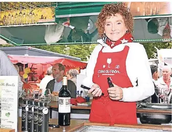  ?? FOTO: STADT MEERBUSCH ?? Helga Anger ist beim Lanker Feierabend-Markt mit dem beliebten Stand des Büdericher Weinhandel­s „Welcher Wein?“zu Gast.