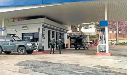  ??  ?? Agentes de la Guardia Civil, en la estación de servicio asaltada.