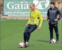  ??  ?? ACTIVO. Mikel Villanueva, durante un entrenamie­nto con el Nàstic.