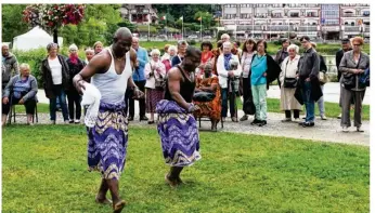  ??  ?? Des danses africaines au coeur de la station touristiqu­e.