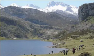  ??  ?? Zu jeder Jahreszeit ein Erlebnis: der Lago Ercina in den Picos de Europa.