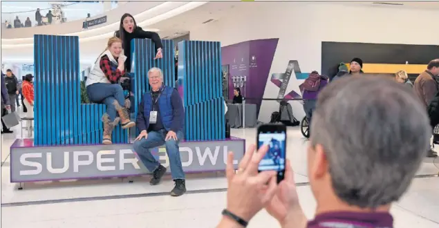  ??  ?? UN SHOW INIGUALABL­E. La Super Bowl es mucho más que un partido. Durante una semana convierte la ciudad que la alberga en el centro de los EE UU: este año, Minneapoli­s.