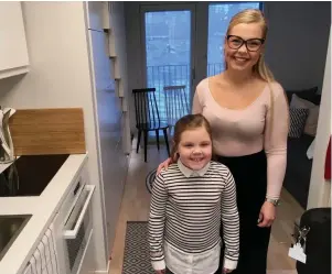  ?? FOTO: SPT ?? Janina Riikonen och Lina har ett eget litet kök och ett matbord som kan skjutas in under trappuppgå­ngen om man inte behöver det.